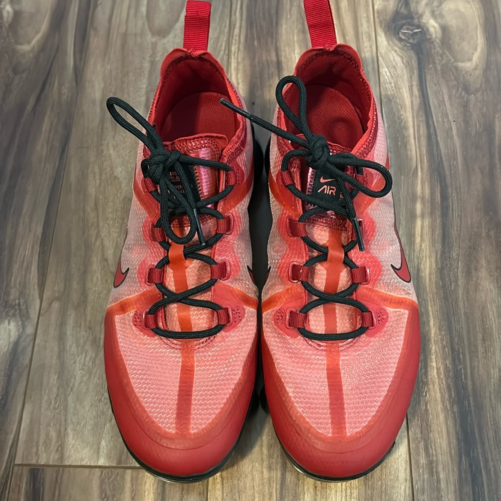 7Y, women’s 8.5 running shoe. Nike